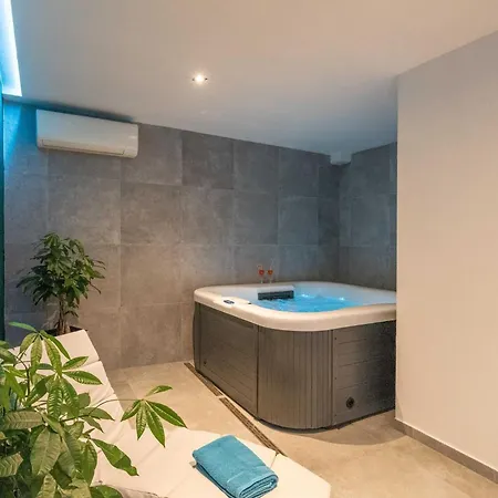 Ulysses -private Pool, Sauna & Jacuzzi Villa