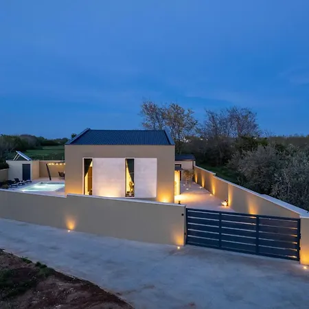 Ulysses -private Pool, Sauna & Jacuzzi Vodnjan