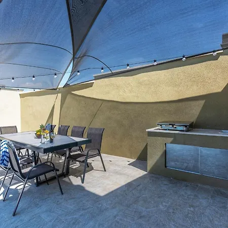 Ulysses -private Pool, Sauna & Jacuzzi